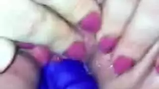 شرموطة ناضجة بتضرب عشرات وتنزل لبنها