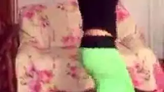 فرج بالكاد قانوني: عاهرات مراهقات في مشاهد صريحة