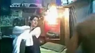 شرموطه صغيره بتتناك تحت السلم من اصوان