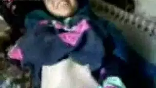 بنات المزرعة ممتلئات الأرداف تأخذ جلسة جماعية في إسطبل الخيول