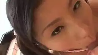 جميلة شرقية تمتلئ فمها بقضيب صلب نابض