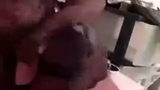 مراهقة مثارة تمارس ثلاثي خشن وتبلع السائل المنوي