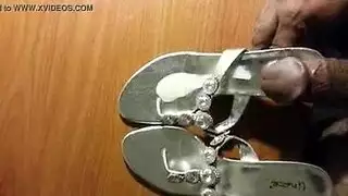 عابدة الأحذية الجذابة في مشهد إباحي بجزر المحيط