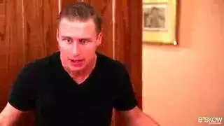 عاهرة مشوية تأخذه في كلا الفتحتين