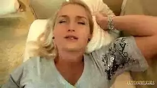  تنظيف ما بعد الجنس في سروالها الداخلي