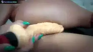 فتاة مثيرة تستمتع بهزاز
