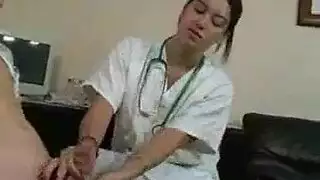 فتاة ساخنة تحصل على تدليك مهبل عنيف