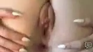 سحاق جماعي: عاهرة الأيدول يتم إصبعها من قبل صديقاتها