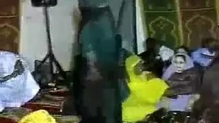 جماع صحراوي عربي راقصة البطن تفتح ساقيها لضرب مهبلي قاس