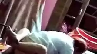 زوجة الابن تمص و تمارس جنسًا عنيفًا مع حماها القذر لشقة مكيفة