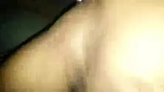 مؤخرة كبيرة تُمارس عليها الجنس بقوة بقضيب ضخم في حركة شديدة