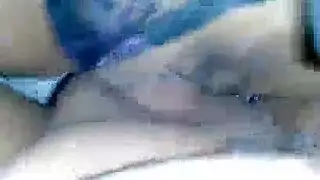 فحل هندي يفقد السيطرة: جنس عنيف وحشوة كريمة مع فتاة قروية كبيرة الشفاه