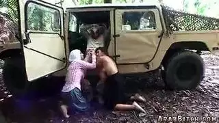مص محجبة وتقفيش في مشهد إكس إكس إكس بمقعد خلفي