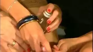 فيديو نيك امراة بقضبان صناعية وبالايدي