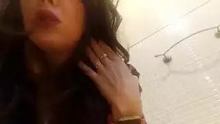 مُبتَزَة ومُضاجَعة: جنس عام في المسرح مع العاهرة مونيا اليائسة