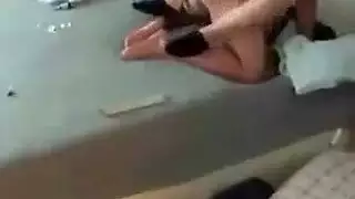 تمطيط شرجي قاس: أنينها العالي يملأ الغرفة