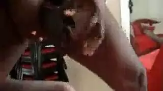فحل أسود يضرب حلق العاهرة المتلهفة بقضيبه الضخم