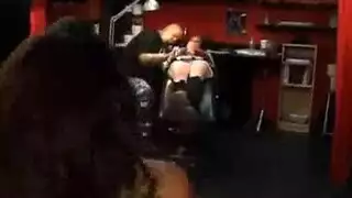 شاب أجنبي قوي في أفلام إباحية ينكح فرج أم عاهرة متوشمة ضيق وهي تصرخ
