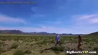 شرج قاسي مع زوجة ممتلئة على جانب التل