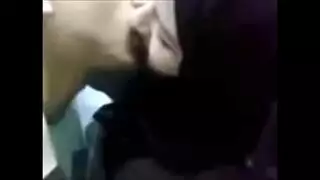 محجبة مصرية تأخذ عدة أعضاء ذكورية في مشهد صريح