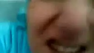 محجبة مرهقة تأخذ قذفًا عنيفًا في حلقها