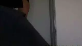 لقطات تجسس مثيرة: زوجة الأب الفضولية تشاهد ابنتها الزوجية عبر كاميرا سرية