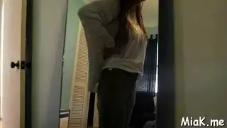 قضيب أسود كبير يمد مهبلها الضيق