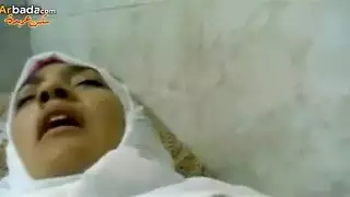 حركة كس مبلول: فتاة تركب وتتداخل بقوة في كل حفرة