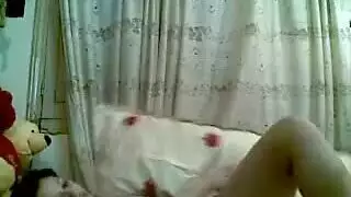 زوجة تروفي عارية تغازل وتصور في فيلم منزلي إباحي