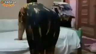 جارة وقحة تعد سرير النيك لعضو ذكري كبير