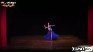 عاهرة مدللة تخلع زيها الأزرق من أجل قضيب