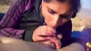 زوجة ريفية تتعمق في مص قضيب زوجها في الحقل