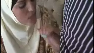أتجرع زبه ثم أقفز على عضوه القاسي