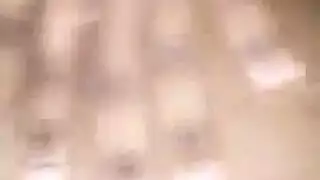 جميلة مثقوبة السرة تأخذ قضيبًا سميكًا في بابها الخلفي الضيق