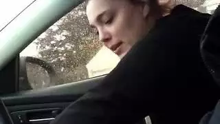مهبل مبلل يُدلك بقضيب اهتزازي كهربائي