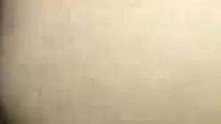 الفاتنة المحترفة في الجوارب تحصل على نكاح شرجي من الخلف على الأريكة