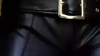 فعل شرجي خشن مع فتاة مرتدية شورت جينز قصير