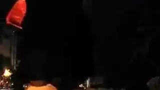 جلسة سكس فموي صريح لهيرمافوديت في مكان مزدحم