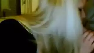 فتاة شقراء مغرية تبلع قضيب رجال عراة أمام الكاميرا