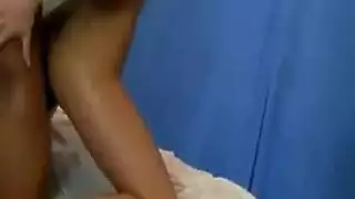 مدلكة مثيرة تركض على قضيب عميلها الكبير