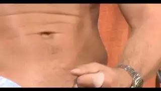 رمل ميك الأزرق الغريب يلعق زوجته الجميلة