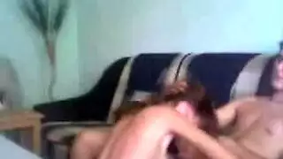 الشاب الوسيم يضرب حفرة الضيقة بعمق وقسوة