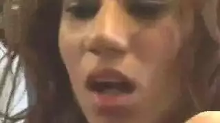 جلسة نيك على الكرسي: زب أسمر كبير يضرب كسها الجشع بقوة