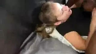 ترتجف من الشهوة قبل أن يملأ ذلك القضيب الأسود السميك فتحتها
