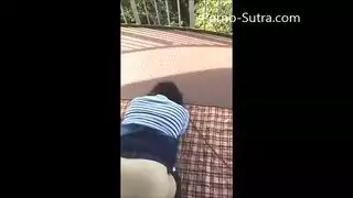 جنس آسيوي على الشاطئ: قذف تحت أشعة الشمس