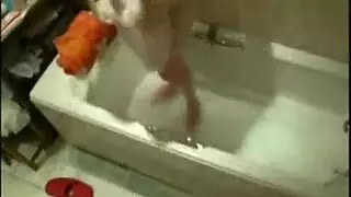استمناء حبيبة مثيرة في الحمام يتم تصويره سراً