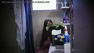 تعرية صباحية: جزائرية ذات أثداء ممتلئة وقوام شبابي
