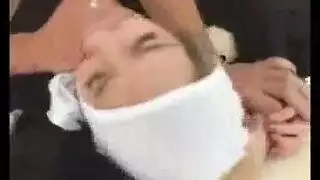 رجل أكبر يهيمن على الجميلة الشقراء في جلسة إباحية حميمة