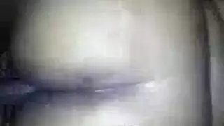 رجل سمين يأخذ طيزًا أسمر كبيرًا في وضعية الكلب