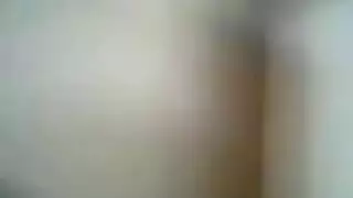 زوجة وقحة تنتشر على السرير لكاميرا زوجها